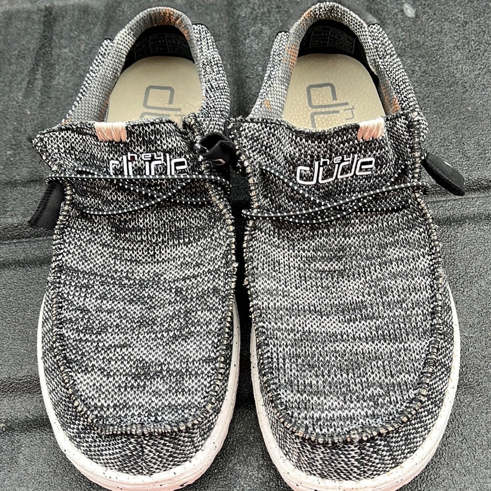 Hey dude Wally Sox men size 8